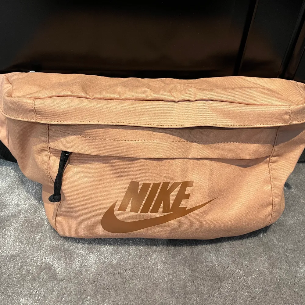 Större magväska från Nike i väldigt fint skick!. Väskor.