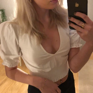 En vit topp från NA-KD - En vit fest-topp från NA-KD som har puffärmar, är v-ringad, strethig runt midjan och är dessutom bekväm! Om du vill ha fler bilder eller om du har frågor, skriv i DM till mig:)  