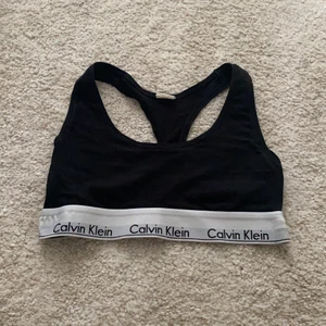 Calvin Klein topp - Säljer en calvin Klein topp i storlek S, skulle dock säga att den är XS-S😍