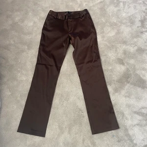 Secondhand kostymbyxor  - Superbra skick, har tyvärr aldrig kommit till användning. Köpta secondhand budgivningen startar på hundra och vinnaren står för frakten. Passform: Långa på mig som är 163cm 