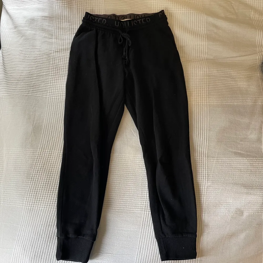Svarta sweatpants från Hollister, strl XS. Köpare står för frakt . Jeans & Byxor.