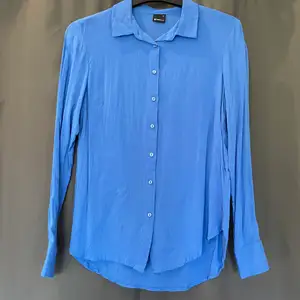 Blå skjort/blus från Gina Tricot, strl 34. Köpare står för frakt