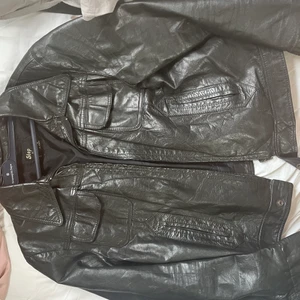 Läderjacka - Supersnygg vintage läderjacka!! Fint skick och stängs med dragkedja!