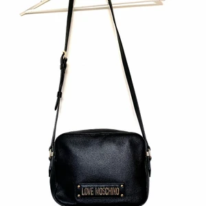 LOVE MOSCHINO väska - Love Moschino axelväska i svart läder. Nyskick. 