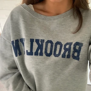 Sweatshirt 💙 - Oanvänd. Mysiga armar och kortare i längden. 