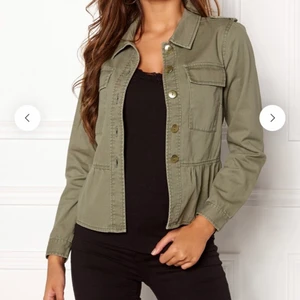 Söt jacka - Söt grön jacka från bubbleroom, används inte längre men fin skick! ❤️köpare står för frakt. Obs! Står att den är i storlek 36/38 men jag tycker den sitter mer som 34-36