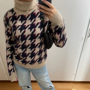 Stickad tröja  - Säljer denna stickade tröjan från hm. Använd cirka 2 gånger 