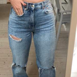 Ett par super fina jeans från ginatricot💗jag är 170. Säljer för att dom tyvärrbörjar bli för små😩. Väldigt bra kvalitet och använda sparsamt😊kontakta mig privat för fler frågor eller bilder och om det är många som är intresserade blir det budgivning! Innerbenslängd = 79cm & midjemått= 68 cm ungefär 