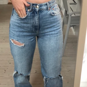 Jeans - Ett par super fina jeans från ginatricot💗jag är 170. Säljer för att dom tyvärrbörjar bli för små😩. Väldigt bra kvalitet och använda sparsamt😊kontakta mig privat för fler frågor eller bilder och om det är många som är intresserade blir det budgivning! Innerbenslängd = 79cm & midjemått= 68 cm ungefär 