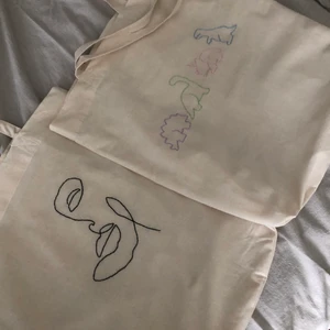 Tygpåse med motiv - Tygpåse i 100% bomull med egen brodering, samt en praktisk innerficka för t.ex mobil eller nycklar🥰 finns också möjlighet att önska eget motiv☺️ 79kr st inkl.  frakt #tygpåse