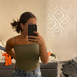 Grönt linne - Grönt linne , behövs inte bh till!! Som man ser på bilden då jag inte har de där! Super bra skick