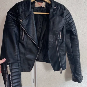 Skinnjacka/biker jacket - Fin jacka i bra skick, inga defekter. Säljes på grund av att jag växt ur den.