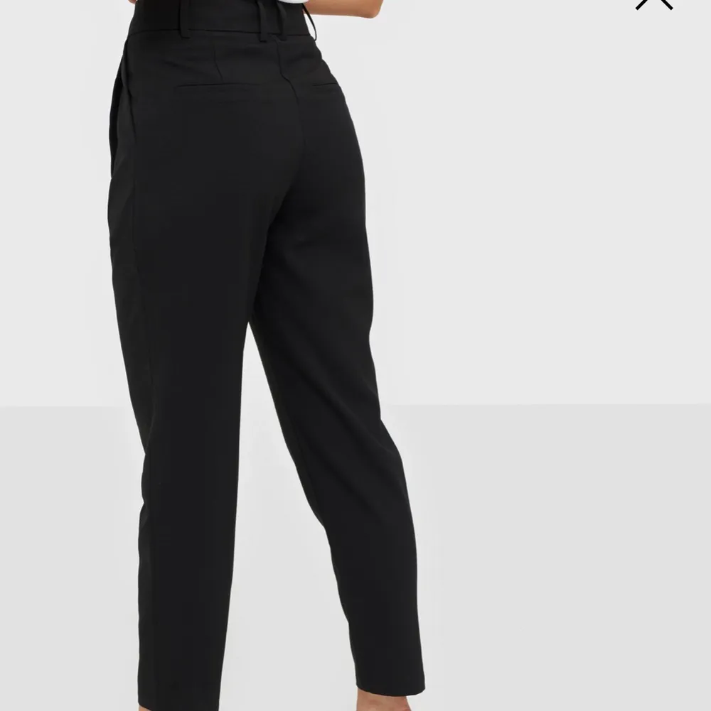 Svarta kostymbyxor från Nelly, säljer pga för stora. Köparen står för frakten🤗. Jeans & Byxor.