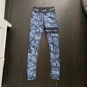 Stronger tights - Säljer ett par Stronger tights som inte kommer till användning längre💕 ytterst noppriga på byxans baksidan men annars väldigt bra skick🤍 + 42 kr frakt tillkommer  SENASTE BUD 200 kr + frakt (Avslutas fredag 23/4 19:00)