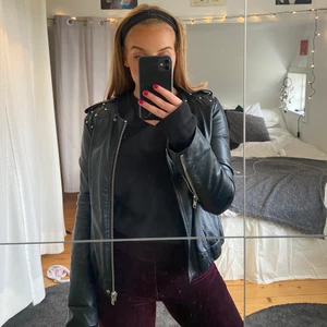 Skinnjacka  - Säljer min skinnjacka från Forever 21 som har cool och unik rygg✨ i storlek S! Köptes för några år sedan därav lite slitage uppe vid kragen, men inget som man lägger märket till vid användning💜 frakt tillkommer 