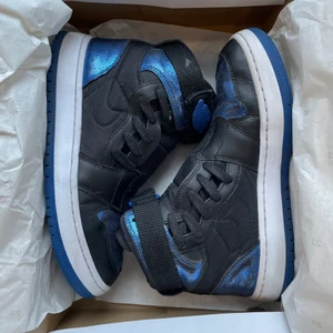 Jordan 1 - Säljer ett par as coola Jordan 1 Nova i storlek 40, 💙💙 Det är bara att skriva till mig om du är intresserad & vill ha flera bilder eller om du har en fråga!!!