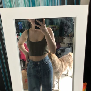 Mörkt grönt linne  - Mörkt grönt linne från By ellos storlek 38/40. Uppvikt på första bilden, Fint att ha uppvikt eller instoppat i byxorna enligt mig. Väldigt stretchigt tyg