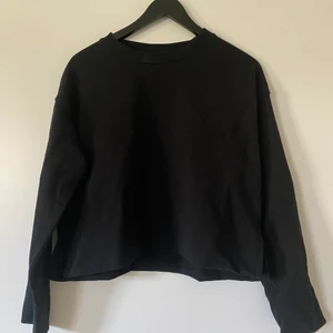 Croppad sweatshirt  - Croppad sweatshirt. Storlek XS. Köparen står för frakten.