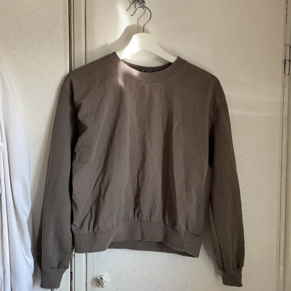 En jättefin brun/grå tröja från Zara. Storlek s. . Tröjor & Koftor.