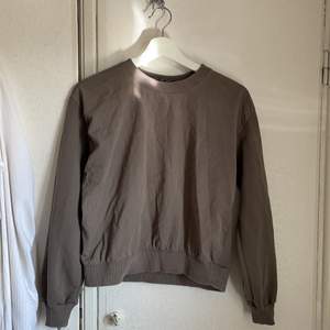 En jättefin brun/grå tröja från Zara. Storlek s. 