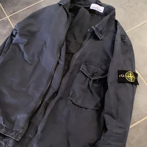 Stone Island jacka  - Stone Island overshirt, köptes förra sommaren för lite mer än 3000kr på Jupiter. Kvitto finns kvar. Knappt använd så den är frf i ny skick! 