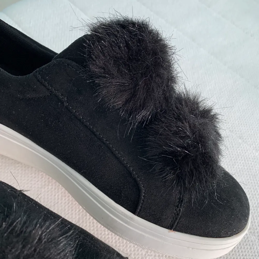 Slip-ons från Duffy med ”fluffiga bollar” som detaljer. Strl 39. Sjukt söta, men endast använda 1 gång pga för små för mig.... Skor.