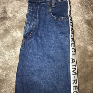 Vintage jeans inte mycket använda - Fint skick, passar s men också xs men ser stora ut på. Passar 150-160