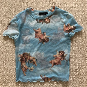Mesh t-shirt änglar - Väldigt fin mesh t-shirt ifrån Berska med änglar. I fint skick 👼🏼💙