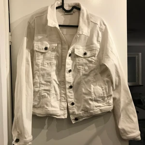 White jean jacket - Perfect condition! 90 kr + shipping! 💓