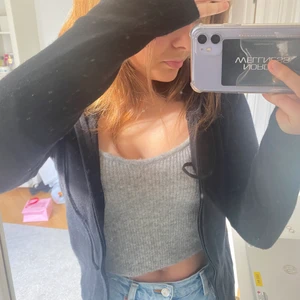 Svart cashmere kofta - Svart blanding av casgmere kofta men känns nästintill som en soft goat, använd 2 gånger pga att jag fick en liknande, hör av er om det är några frågor💓