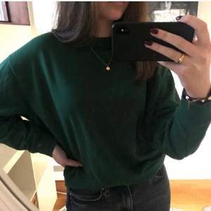 Mörkgrön sweatshirt från Weekday, aldrig använd. Superfin och skön, går att matcha till allt!