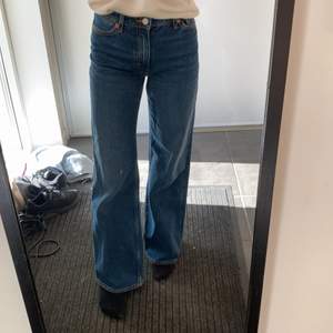 Ett par mellanblå vida jeans från monki i modellen Yoko. Endast använda ett fåtal gånger så i superskick! Säljer jeansen pga att de inte riktigt är min stil. Storleken är i 24 vilket motsvarar en 32/34. Frakten ingår ej i priset💚
