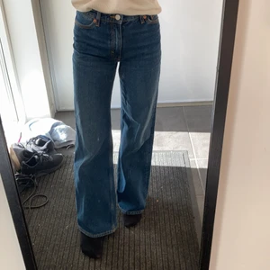 Wide jeans - Ett par mellanblå vida jeans från monki i modellen Yoko. Endast använda ett fåtal gånger så i superskick! Säljer jeansen pga att de inte riktigt är min stil. Storleken är i 24 vilket motsvarar en 32/34. Frakten ingår ej i priset💚