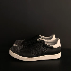 Emporio Armani sneakers - Armani skor i storlek 43! 