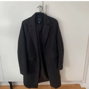 Svart kappa - En as snygg och simpel kappa som är svart! Den är ganska lång i modellen 🖤 köpt från zalando 