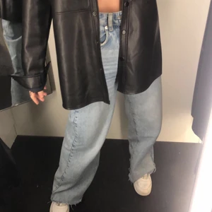 Perfekta jeans - Säljer mina favoritjeans från Gina Tricot!! Skitsnygg ljusblå färg och sitter som en smäck!!🤩