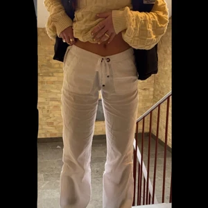 Linnebyxor - Sitter helt perfekt, säljer pågrund av att jag har ett överskott av linnebyxor(dem är insydda i midjantill storlek s/m viket man inte märker av) man kan själv avgöra hur lågmidjade den kan vara då det finns band💞🥳 om många är intresserade blir det budgivning.