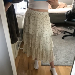 Långkjol  - Säljer den här otroligt fina långkjolen som är perfekt till våren/sommaren. Köptes förra sommaren för 499kr, men den har tyvärr aldrig kommit till användning (prislapp kvar). I storlek 34, men skulle även säga att den passar 36 och 38 också då den är stretchig i midjan. Köparen står för frakten!🤍