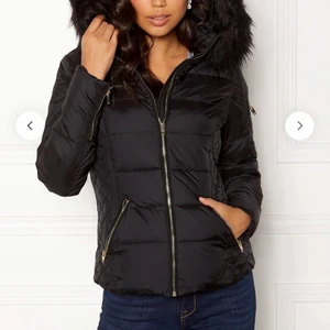 Rock And Blue Jacka - Heeej! Säljer denna jättesnygga jackan i märket Rock and Blue. Köpte den på Bubbleroom för 2499kr och har bara använt den under en vinter så den är i bra skick då jag använt den sparsamt. Den är superskön och varm. Vid snabb affär 600kr inklusive frakt. Kan skicka fler bilder om du skriver privat. (De två första bilderna är lånade) 