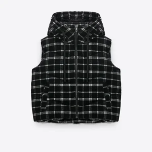 Väst Zara - Säljer väst från Zara i st S. Aldrig använd. Pris + frakt☺️