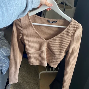 Brun top - Superfin tröja, den är inte genomskinlig och har en jättesnygg detalj under brösten. Den är för kort för min smak så de är inga fel på den. Frakt tillkommer 48kr