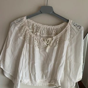 Sommar topp (off shouder) - Fin vit off shoulder topp, lite skrynklig då den har legat i garderoben ett tag så skriv om ni vill ha bättre bilder 😁 köparen står för frakten📦🛍 Buda i kommentarerna om du är intresserad, startpris: 65kr