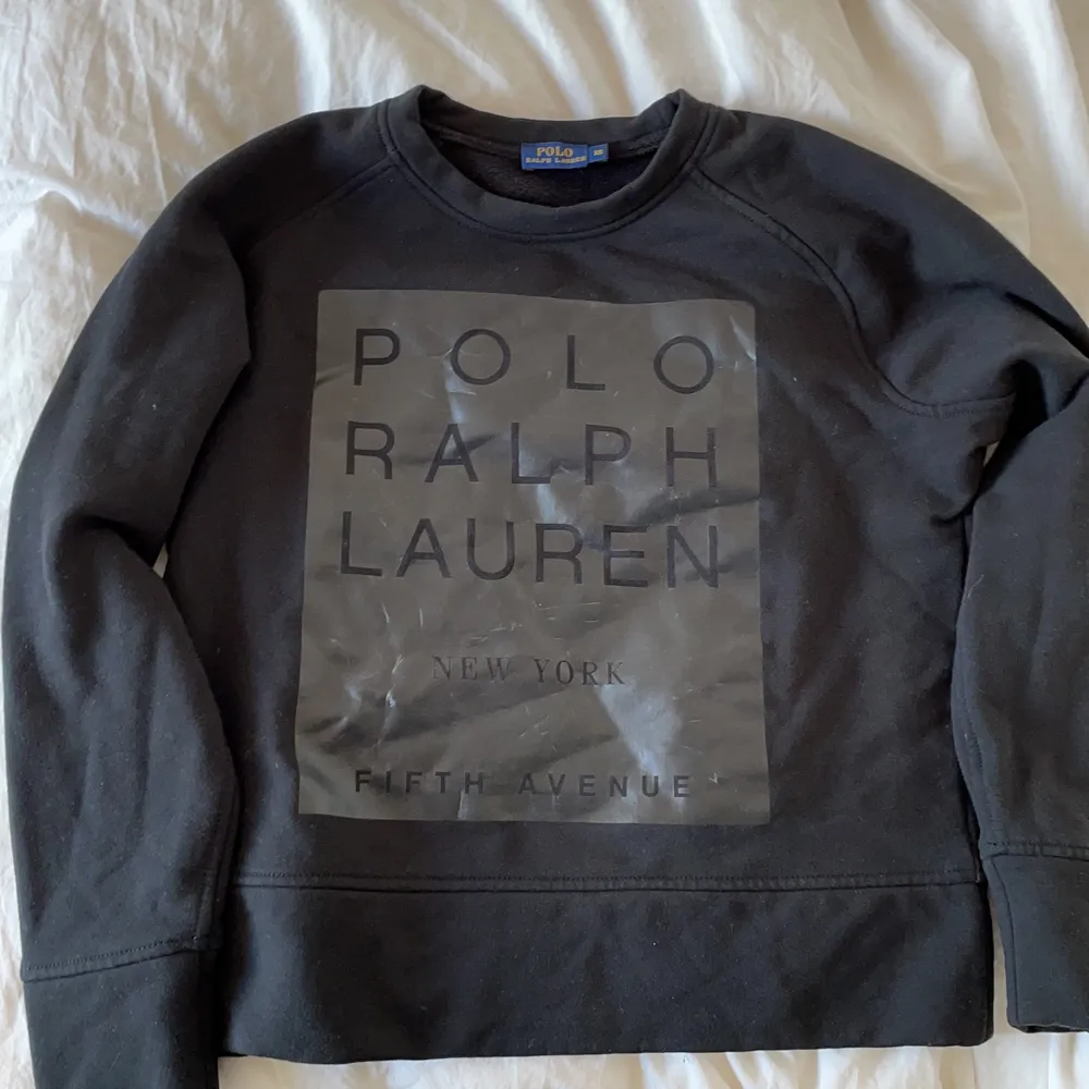 Cool sweatshirt från Ralph Lauren i tjockare material 😍 storlek xs men funkar jättebra på mig som har s. Tröjor & Koftor.