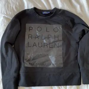 Cool sweatshirt från Ralph Lauren i tjockare material 😍 storlek xs men funkar jättebra på mig som har s
