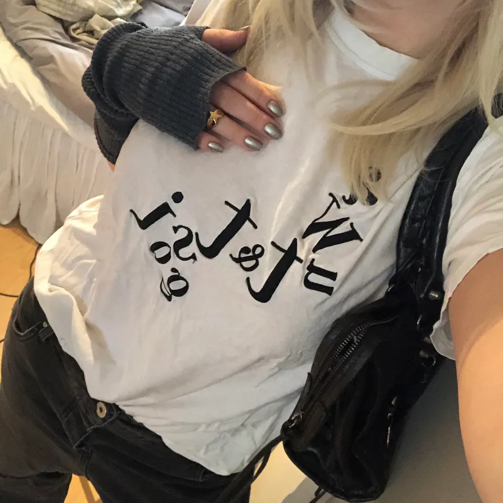 vit t-shirt med svarta twist and tango bokstäver som är påsydda 💕💕. T-shirts.