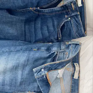 Slitna jeans från Gina tricot. Mörka jeans storlek 36. Ljusa jeans storlek 34. 130 kr/styck. Fraktar eller möts upp i Stockholm.
