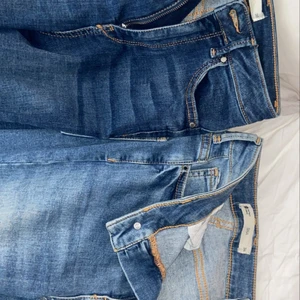 Gina tricot jeans  - Slitna jeans från Gina tricot. Mörka jeans storlek 36. Ljusa jeans storlek 34. 130 kr/styck. Fraktar eller möts upp i Stockholm.