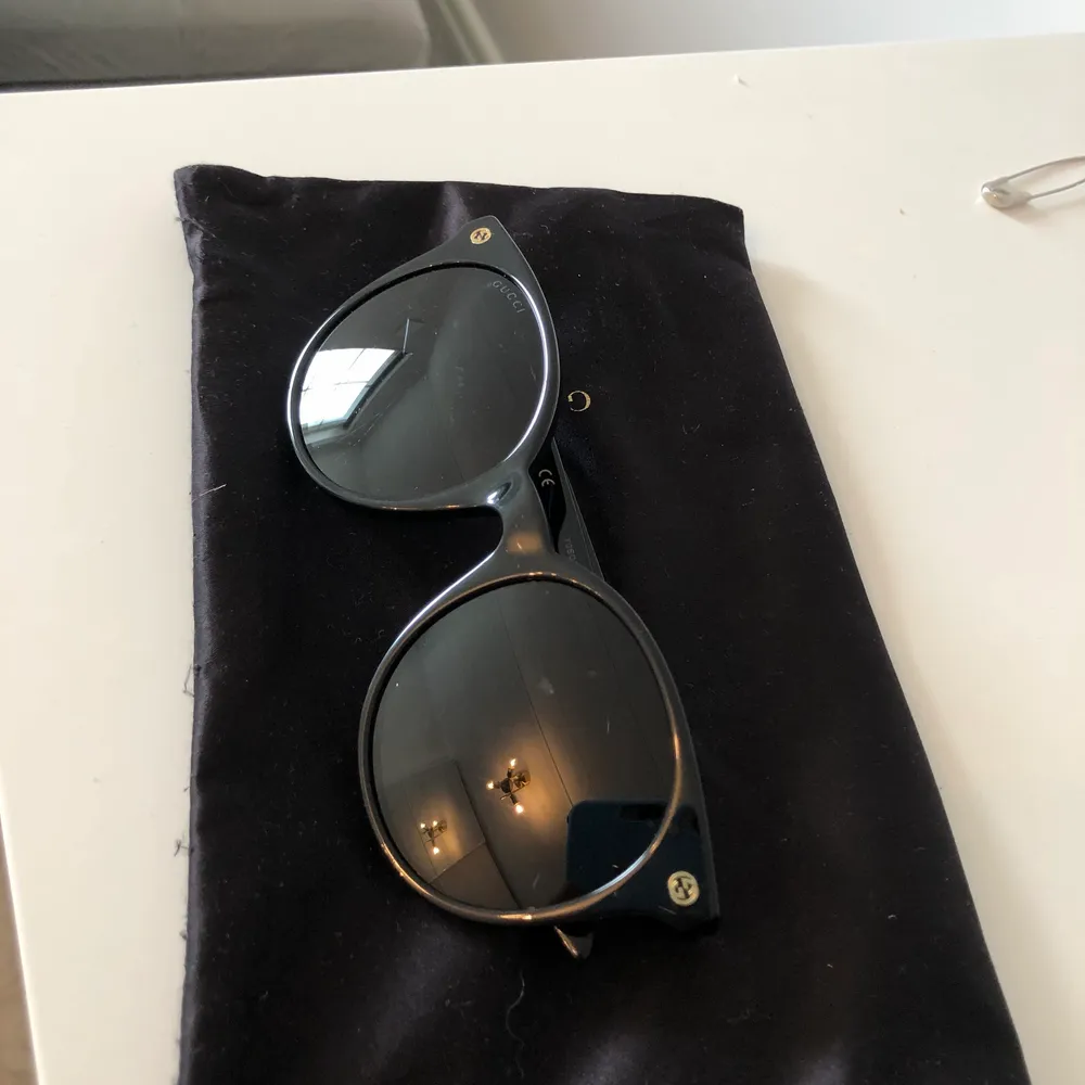 Gucci solglasögon, impuls köpte de i Italien förra året, har bara använt de två gånger så de är i princip helt nya. Skalmarna är fortfarande hårda då de inte använts mer än 2 gånger. Både hårt och mjukt fodral (det som syns på bilden) medföljer, samt putsduk. Köpte de för 2500kr. Övrigt.