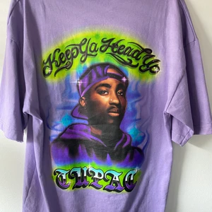 Lila 2pac tröja  - Lila 2pac tröja storlek S men passar även M, bra skick! Frakt 66kr (spårbar), eller så kan jag mötas i Stockholm City💕💕