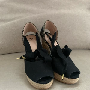 Kilklackar - Säljer mina sjukt snygga kilklackar från H&M i stolek 39 eftersom de är för stora för mig. Har använt dem men eftersom de är för stora har jag alltid haft i en sula men trots det här har jag ändå aldrig använt de i den mån jag vill tyvärr... Klackarna är 12,5 cm höga. PERFEKTA till sommaren nu! Pris + frakt 